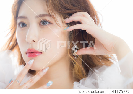 一位戴著彩色隱形眼鏡的女士 141175772
