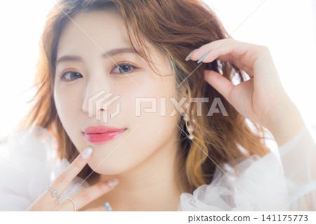 一位戴著彩色隱形眼鏡的女士 141175773