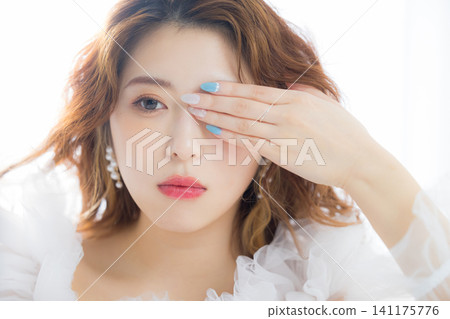 一位戴著彩色隱形眼鏡的女士 141175776