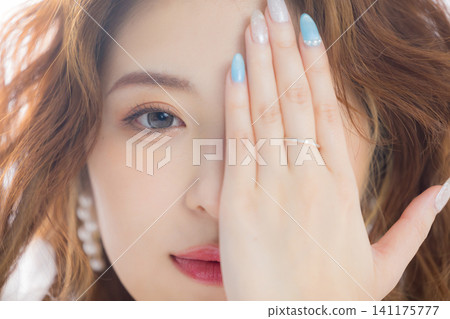 一位戴著彩色隱形眼鏡的女士 141175777