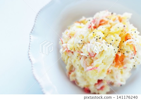 馬鈴薯沙拉配蟹肉棒 馬鈴薯沙拉配蟹肉棒 141176240