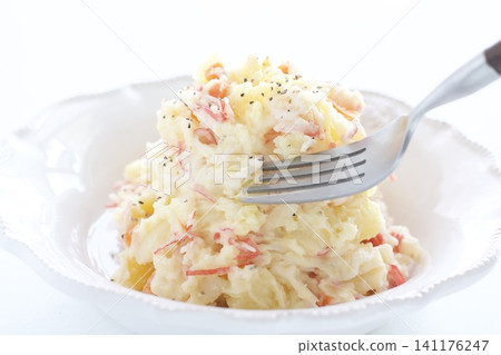 馬鈴薯沙拉配蟹肉棒 馬鈴薯沙拉配蟹肉棒 141176247