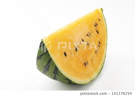 白色背景上的切開的黃色西瓜。 白色背景上的切開的黃色西瓜。 141176254