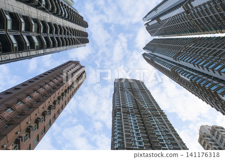 香港的高層住宅大樓密集地建在一小塊土地上。 香港的高層住宅大樓密集地建在一小塊土地上。 141176318