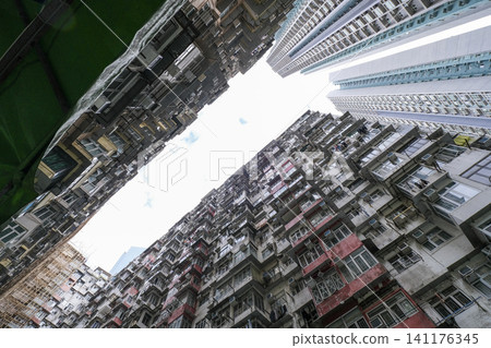 至今仍保留著許多歷史悠久的香港式高層建築。 至今仍保留著許多歷史悠久的香港式高層建築。 141176345