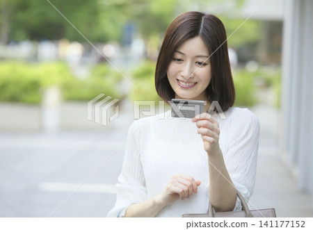 一位使用信用卡過著無現金生活的女性。 141177152