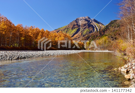 從上高地眺望燒岳,秋色正濃。 從上高地眺望燒岳,秋色正濃。 141177342