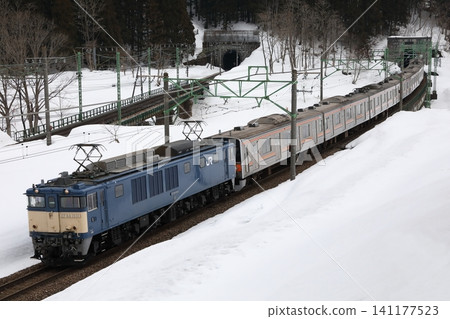 EF64-1031 + Musashino Line 205 series train running on the snowy Joetsu Line, being transferred for overseas use. 141177523