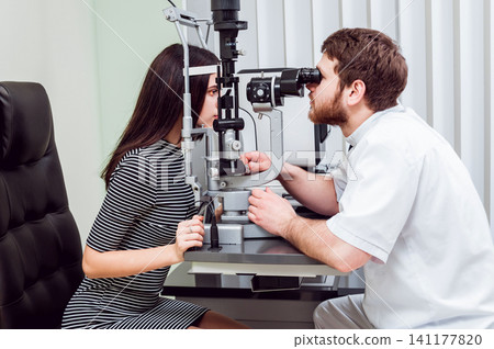 Slit lamp examination. Biomicroscopy of the anterior eye segment. Basic eye examination. 141177820