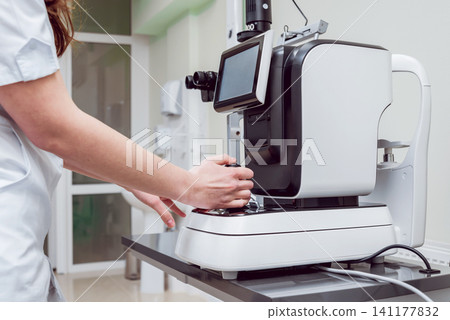 Refractometry. Keratometry. Refraction test. Optometry Refractometry. Keratometry. Refraction test. Optometry 141177832