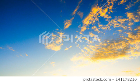 一幅簡單的風景畫,夕陽西下,西方的天空呈現出壯麗的金色光芒。 一幅簡單的風景畫,夕陽西下,西方的天空呈現出壯麗的金色光芒。 141178210