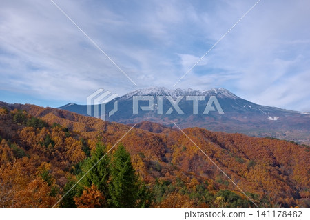 The view of Mount Ontake and the autumn foliage at its base, as seen from the Jizo Pass Observatory in the Kaida Plateau of Mount Ontake. 141178482