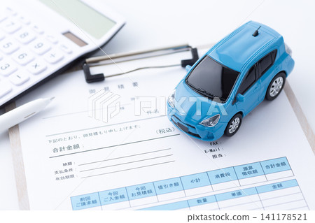 一輛藍色汽車和一份報價 141178521