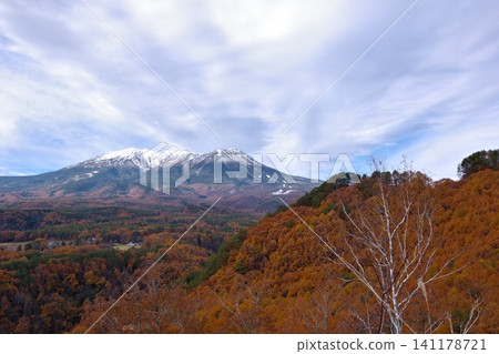 The view of Mount Ontake and the autumn foliage from the Kyuzo Pass observation deck. The view of Mount Ontake and the autumn foliage from the Kyuzo Pass observation deck. 141178721