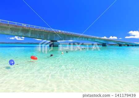[Okinawa Prefecture] Kouri Bridge and Kouri Beach (Sorahashi) on a clear day. 141179439