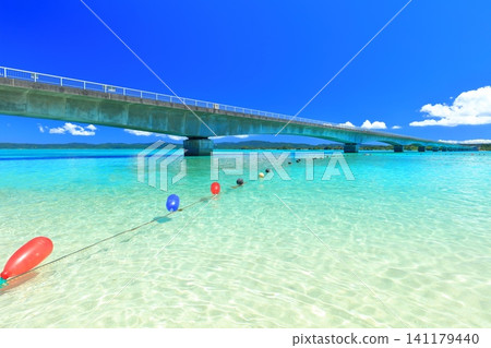 [Okinawa Prefecture] Kouri Bridge and Kouri Beach (Sorahashi) on a clear day. 141179440