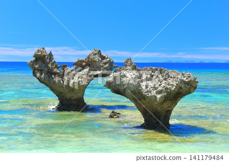 [Okinawa Prefecture] Heart Rock on Kouri Island (Tinu Beach) under a clear blue sky 141179484