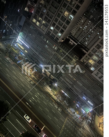 首爾夜景:摩天大樓和道路的鳥瞰圖。 首爾夜景:摩天大樓和道路的鳥瞰圖。 141179553