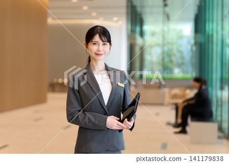 Hotel staff guiding guests at the entrance 141179838
