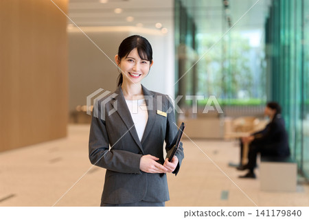 酒店工作人員在入口處引導客人。 141179840