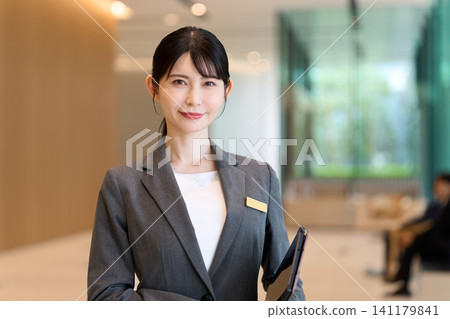 酒店工作人員在入口處引導客人。 141179841