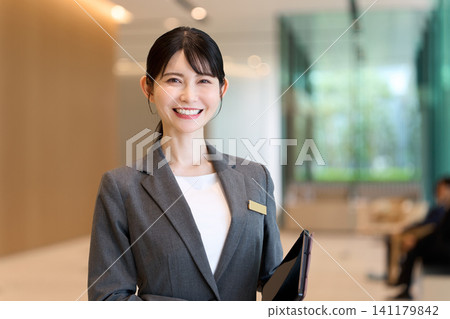 酒店工作人員在入口處引導客人。 141179842