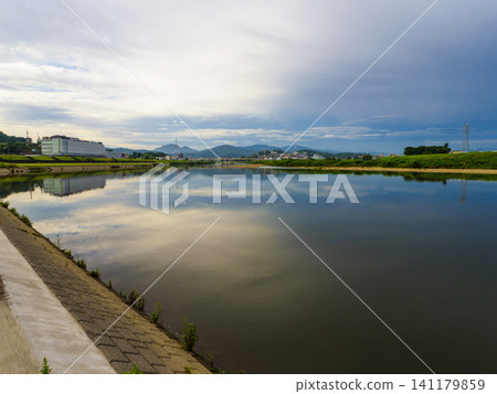 Early morning scenery along the Yamato River in Kashiwara City, Osaka Prefecture Early morning scenery along the Yamato River in Kashiwara City, Osaka Prefecture 141179859