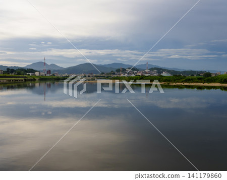 Early morning scenery along the Yamato River in Kashiwara City, Osaka Prefecture Early morning scenery along the Yamato River in Kashiwara City, Osaka Prefecture 141179860