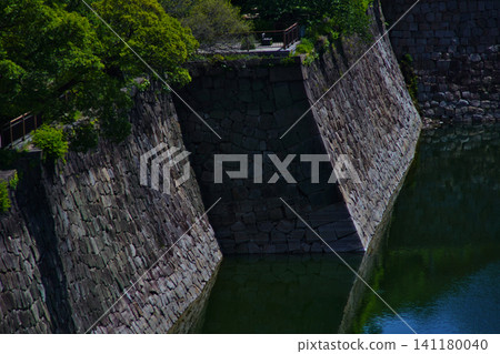 從玉造門眺望大阪城,初夏時節,微風拂面,景色宜人。 從玉造門眺望大阪城,初夏時節,微風拂面,景色宜人。 141180040