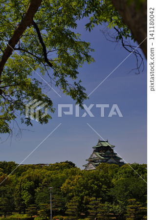 從玉造門眺望大阪城,初夏時節,微風拂面,景色宜人。 從玉造門眺望大阪城,初夏時節,微風拂面,景色宜人。 141180042