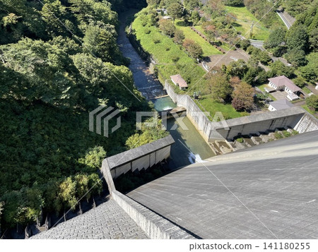 從上方看到的島川水壩和下游的消能器,位於群馬縣中之條町。 從上方看到的島川水壩和下游的消能器,位於群馬縣中之條町。 141180255