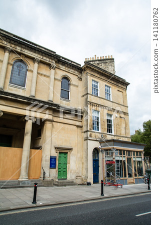 歷史悠久的蜜色石頭建築:英國巴斯的城市景觀,聯合國教科文組織世界遺產。 歷史悠久的蜜色石頭建築:英國巴斯的城市景觀,聯合國教科文組織世界遺產。 141180762