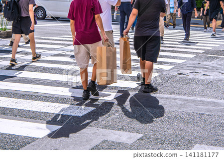 Tokyo's urban landscape: Akihabara continues to see inbound tourists…Foreign tourists carrying paper bags crossing a pedestrian crossing…=July 11 Tokyo's urban landscape: Akihabara continues to see inbound tourists…Foreign tourists carrying paper bags crossing a pedestrian crossing…=July 11 141181177