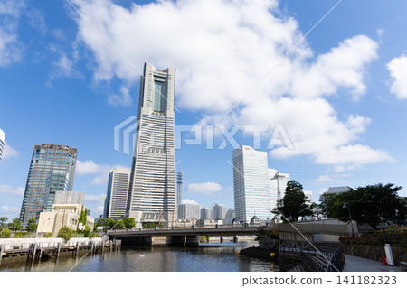 [Kanagawa] Minato Mirai under clear skies 141182323