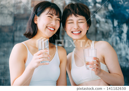 Woman drinking water during fitness activity (hydration) Woman drinking water during fitness activity (hydration) 141182630