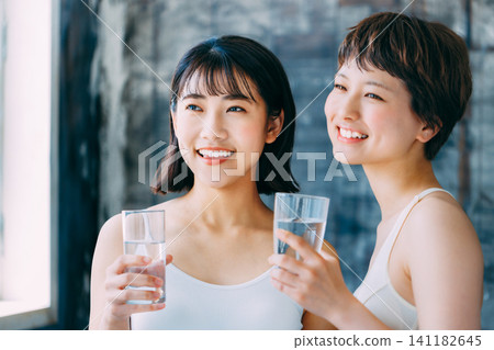 女子在健身運動中喝水(補充水分) 女子在健身運動中喝水(補充水分) 141182645