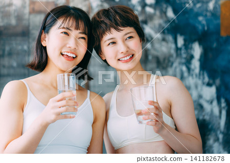 女子在健身運動中喝水(補充水分) 女子在健身運動中喝水(補充水分) 141182678