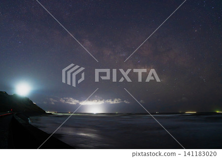 從靜岡縣禦前崎市燈塔附近看到的星空 從靜岡縣禦前崎市燈塔附近看到的星空 141183020