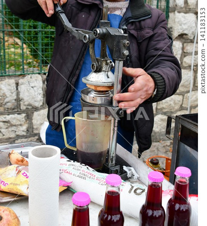 波士尼亞與赫塞哥維納,薩拉熱窩,舊城區,Baščaršija,石榴汁攤販,街頭攤位 波士尼亞與赫塞哥維納,薩拉熱窩,舊城區,Baščaršija,石榴汁攤販,街頭攤位 141183153