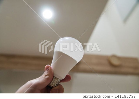 一個人更換燈泡 一個人更換燈泡 141183752