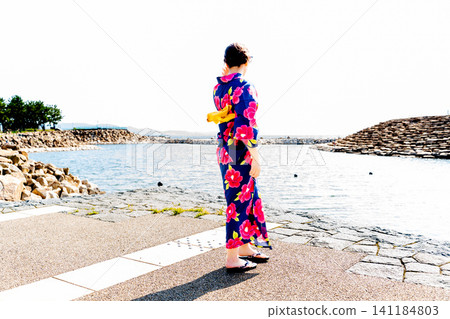 海灘上穿著浴衣的女子 海灘上穿著浴衣的女子 141184803