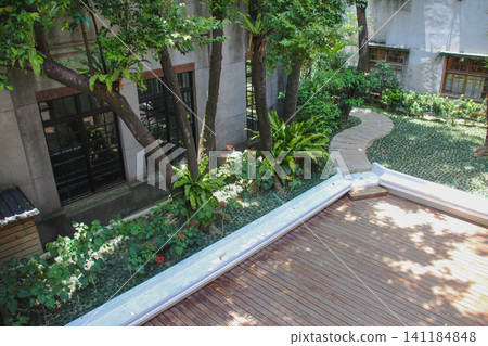 華山藝文特區老建築旁綠意盎然的蜿蜒石板路步道 華山藝文特區老建築旁綠意盎然的蜿蜒石板路步道 141184848