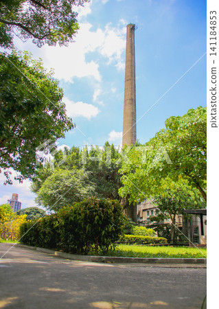台北華山文創園區歷史水泥煙囪地標建築與綠樹仰景 台北華山文創園區歷史水泥煙囪地標建築與綠樹仰景 141184853