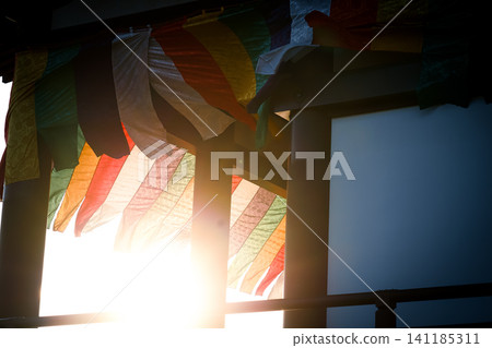 飄揚的五色窗簾圖片 飄揚的五色窗簾圖片 141185311