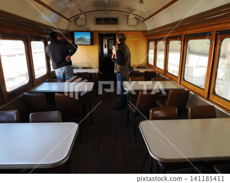 硫磺街鐵路歷史博物館的餐車-內部明亮,配有木製家具、桌椅。 硫磺街鐵路歷史博物館的餐車-內部明亮,配有木製家具、桌椅。 141185411