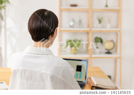 經營個人電腦的女性 經營個人電腦的女性 141185635