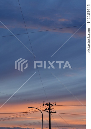 夕陽下的捲雲、電線桿和路燈 夕陽下的捲雲、電線桿和路燈 141185643