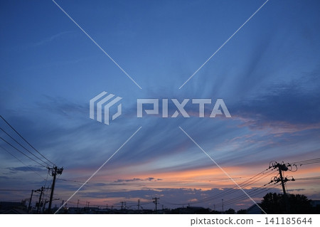 黃昏時分,電線桿在兩端巍然屹立。 黃昏時分,電線桿在兩端巍然屹立。 141185644