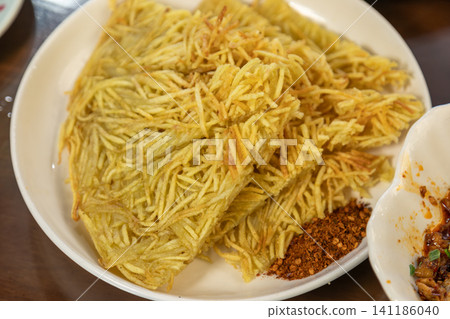 雲南大理特色洋芋粑粑酥脆金黃馬鈴薯餅辣椒蘸料地方小吃特寫 雲南大理特色洋芋粑粑酥脆金黃馬鈴薯餅辣椒蘸料地方小吃特寫 141186040