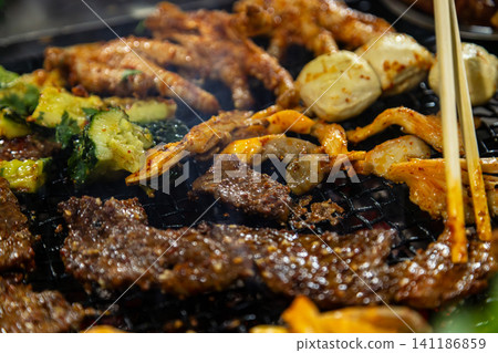 雲南昆明特色燒烤夜市美食肉串炭火煙霧繚繞特寫 雲南昆明特色燒烤夜市美食肉串炭火煙霧繚繞特寫 141186859